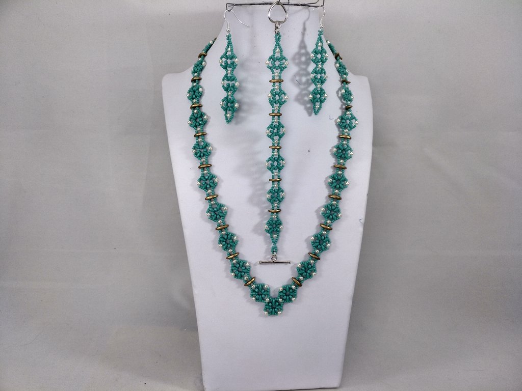 NECKLACE WITH BRACELET AND EARRINGS IN PEARLS